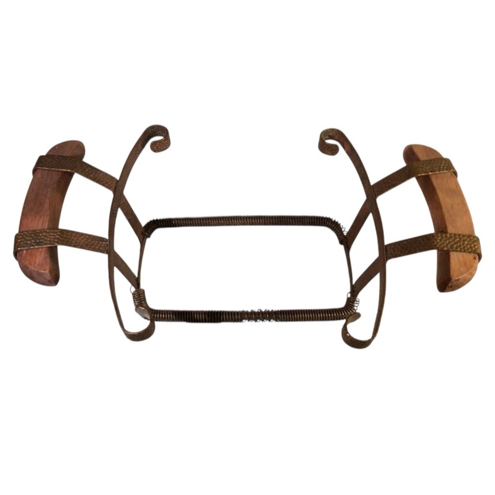 VINTAGE HAMMERED COPPER CASSEROLE PAN HOLDER WITH WOOD HANDLES